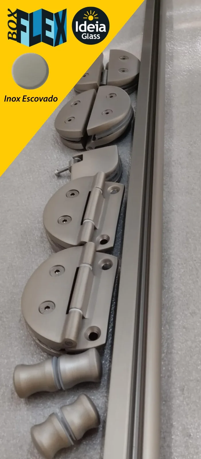 Detalhe das dobradiças e ferragens em Inox Escovado do Box Flex Ideia Glass — latão e alumínio de alta densidade