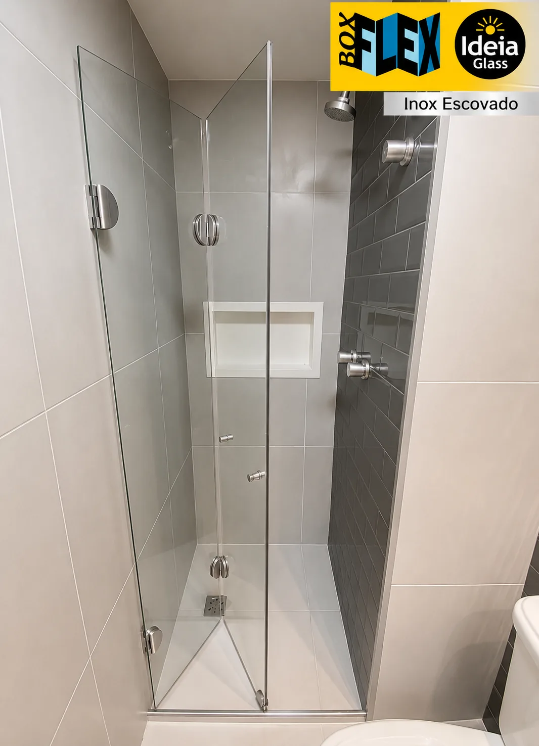 Box Flex cor Aço Inox Escovado instalado em banheiro com acabamento premium — Fast Vidro SP